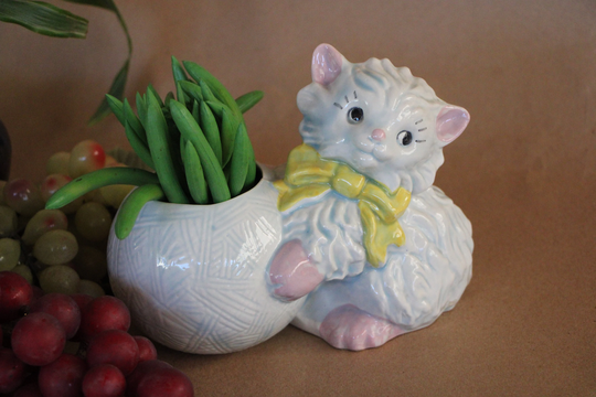 1960's - 1970's Vintage Thomas Ceramics Planter Kitten With A Ball Of Yarn Light Blue 8 X 7 4.5 Good To Very Condiion