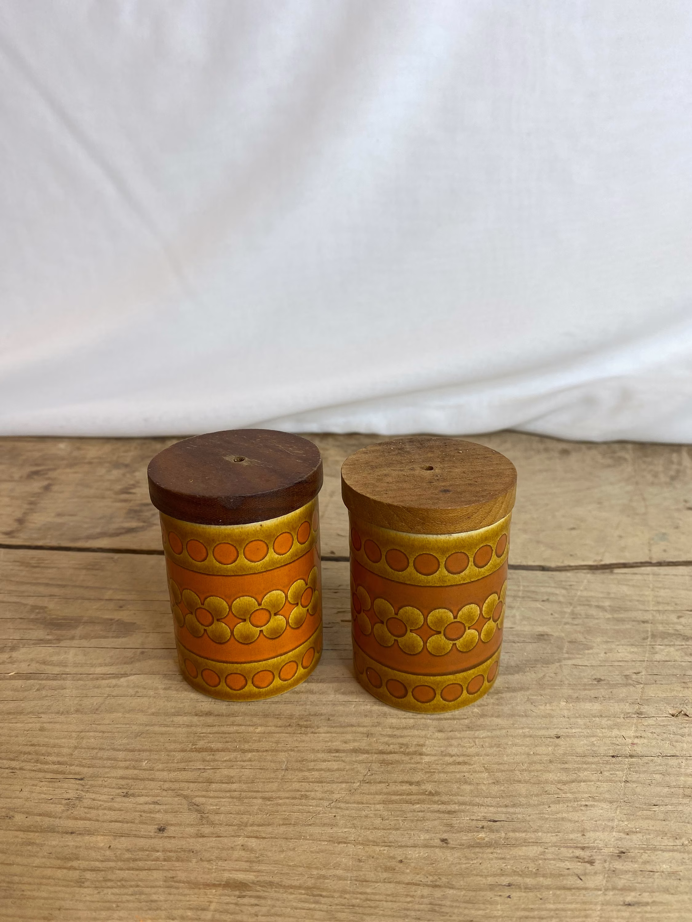 Vintage Pair Of Hornsea Brown Saffron Condiment Set. Salt & Pepper Wooden Lids Need A Little Tlc New Seals Otherwise Good Condition
