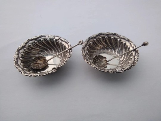 Lovely Decorative Antique Pair Of Solid Silver Salt Cellars & Shell Bowled Spoons - 1899