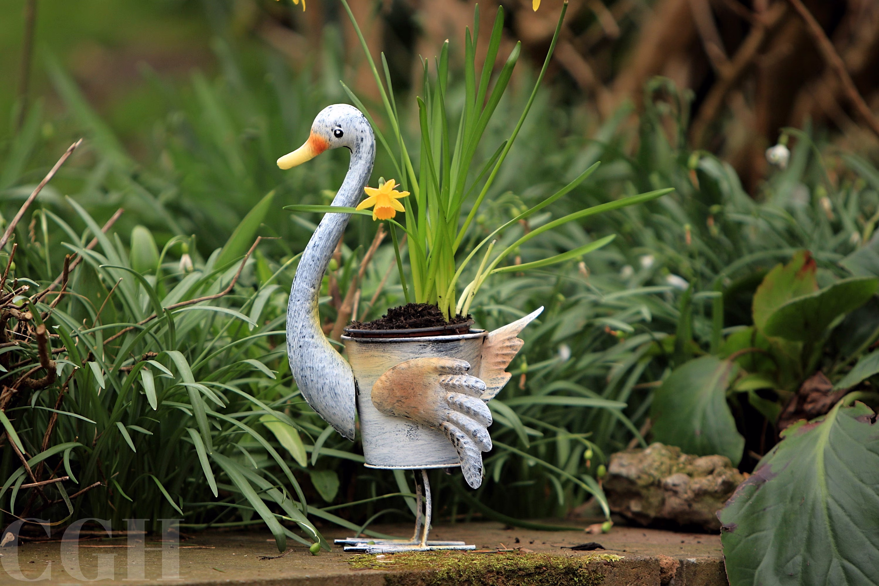 Metal Garden Planter Pot Ornament Swan With Plant - Outdoor Patio Art 28cm