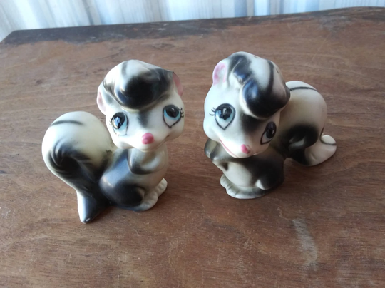 Vintage Smiling Skunk Salt & Pepper Shakers Japan Kitsch Cute Skunks Pink Button Nose Flower 50's Mid Century Kitchen Decor Collectible