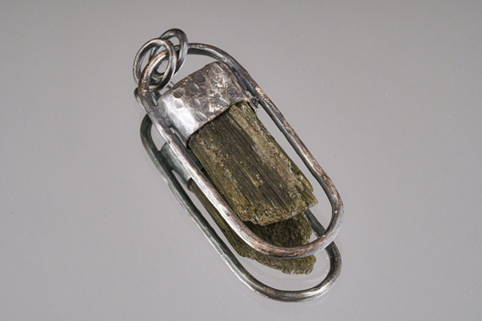 Raw Australian Green Tourmaline - Oxidised Sterling Silver Hammered Oval Halo Ring Band Crystal Pendant Neckpiece