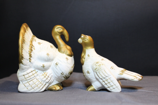Turkey & Hen Lefton Salt Pepper Shakers For Vintage Thanksgiving Holiday Kitchen Table Ware. White Gold Ceramic Set. Hostess Gift
