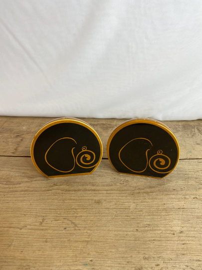 Vintage Stylish Pair Of Elephant Carlton Ware Salt & Pepper Pots. Cruet Set Which Sits Together Like A Full Ball in Good Condition