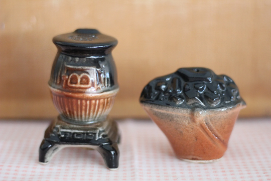 Vintage Black & Brown Coal Burning Stove Bucket Salt & Pepper Shakers No Labels Or Markings Free Domestic Shipping