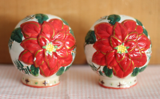 Beautiful Vintage Set Of Christmas Poinsettia Salt & Pepper Shakers No Labels Or Markings Free Domestic Shipping