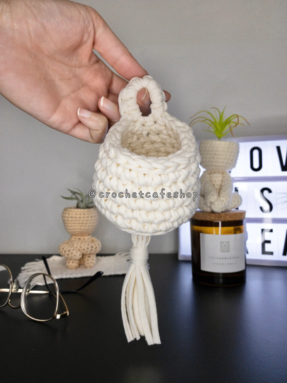 Decorative Crochet Air Plant Hanging Basket With Tassel Handmade Plant Pot, Flower Basket Planter, Decorative Basket, T-Shirt Yarn