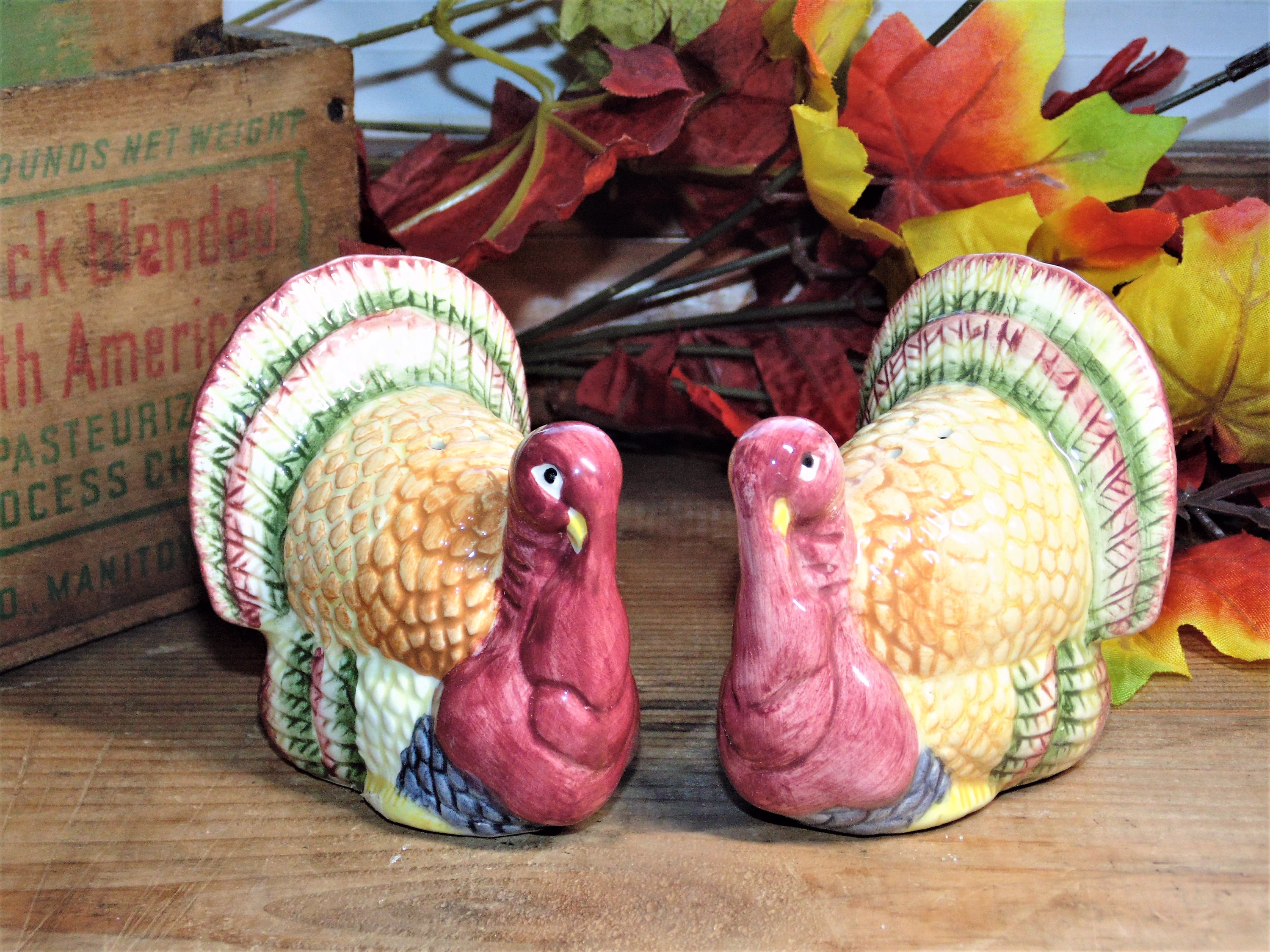 Turkey Salt & Pepper Shakers, Hand Painted Ceramic, Thanksgiving Tableware Set