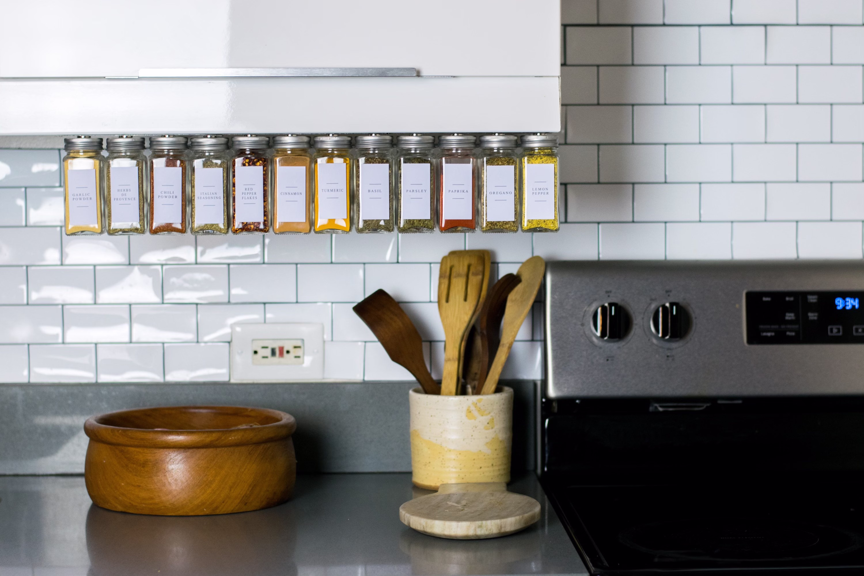 12-Jar Magnetic Hanging Spice Rack With Shaker Tops & White Labels