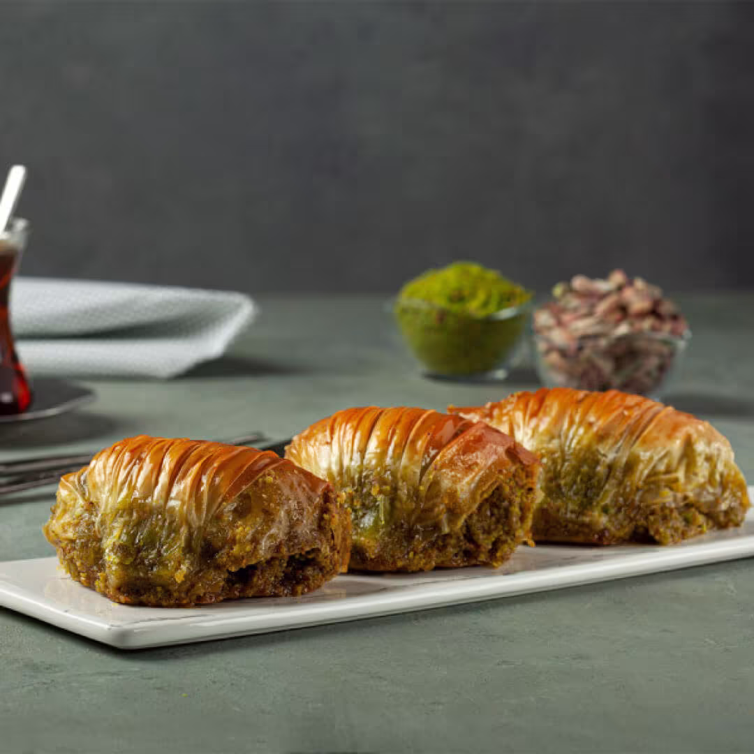Handmade Pistachio Şöbiyet Baklava , Baklava, Turkish Dessert , International Snacks Sweet