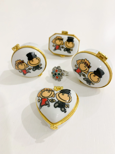 Pill Box Jewelry Medicine Storage Coin Vitamin Gift Porcelain With Gold Trim Lovers Figure