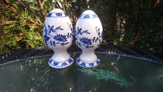 Vienna Woods Blue Onion Salt & Pepper Shakers, Vintage Tableware, White Containers, Collectibles, Condiments, Shakers