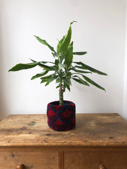Scallop Tufted Plant Pot - Navy Morello | Medium Size