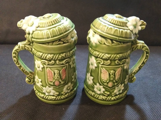 Beer Steins Shakers Salt & Pepper Antique in Great Condition So Cute Daisies Instead Of Beer Foaming Over The Top