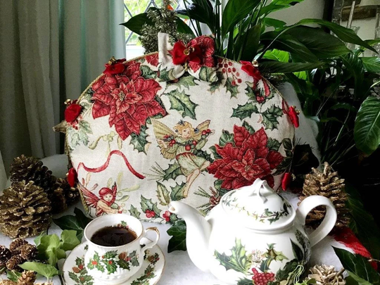 Christmas Tea Cozy With Fairies & Poinsettia's, Festive Seasonal Cosy Fairies, Kersttheemuts Met Kerstelfjes, Couvre-Théière Noël