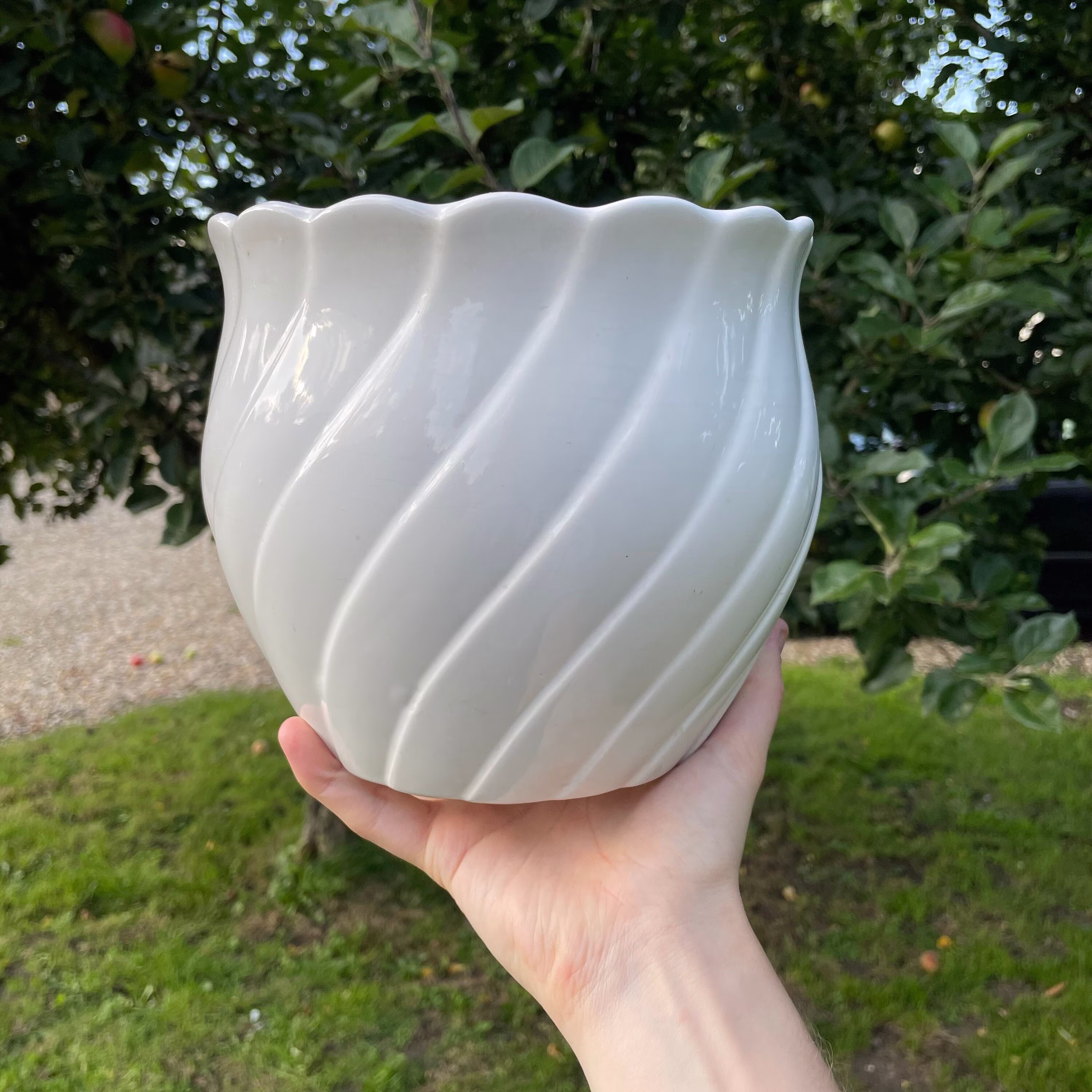 Large White Retro/Vintage Plant Pot - Perfect For Houseplants, Succulents & Cacti