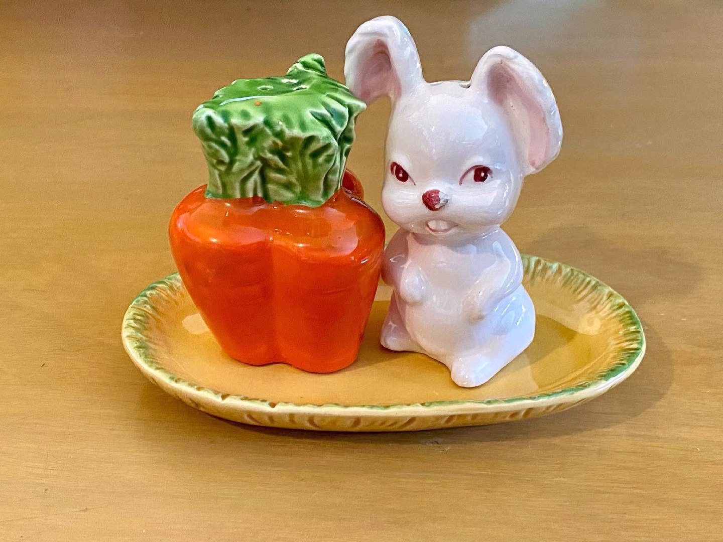 Vintage Bunny Rabbit & Carrots Salt Pepper Shakers With Tray Easter Kitsch